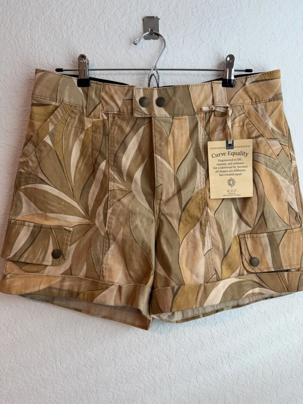 Democracy Leaf-Print Cotton Cargo Roll-Cuff Shorts - Picture 3 of 9